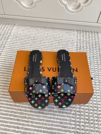 Louis L驴家LV x TM联名款村上隆 黑白三彩平底 猫跟凉拖鞋顶级品质本款 6AM 蝴蝶结凉拖出自路易威登 x 村上隆再版系列，为全幅 Monogram - 点击图像关闭