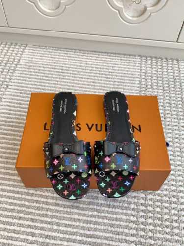 Louis L驴家LV x TM联名款村上隆 黑白三彩平底 猫跟凉拖鞋顶级品质本款 6AM 蝴蝶结凉拖出自路易威登 x 村上隆再版系列，为全幅 Monogram