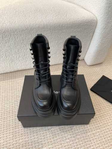 Alexander Wang 大王24ss新款 系带 厚底 短靴 马丁靴 大王这双厚底短靴 绝对是腿精必备神器 显高显瘦，黑色经典百搭王~~ 皮面搭配激光Log