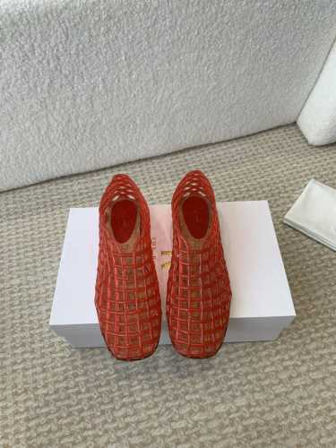 The Row 24 走秀款 水晶 果冻凉鞋 独家首发 原版开模 1:1制造 超多网红上脚 夏日舒适百搭 爆款无疑 没有一丝橡胶味儿 奶香奶香的 谁还没有双水晶