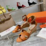 坡跟系列』 出厂价 将经典延续 Hermès 坡跟凉鞋新配色 爱马仕的坡跟凉鞋是我见过最简约最耐看最有气质的！！！任何风格都能hold住，7cm高度轻松驾驭，每