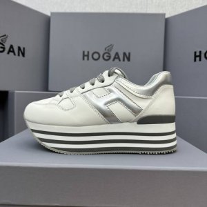 hogan 度假系列新款顶级版现货发售 松糕厚底顶级版 都市新潮休闲风 各明星 博主推荐 时尚百搭风格百变！原版楦型 原版大底一比一为你打造 值得推荐！ 鞋面采
