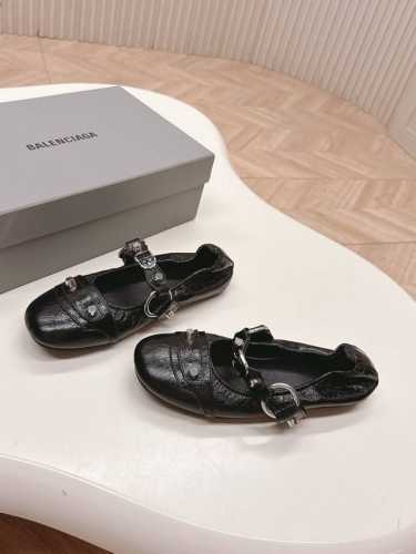Balenciag*25S春夏新款芭蕾舞鞋巴黎世家非常经典的铆钉设计 小猫跟非常性感 搭配铆钉的狂野自我 不羁风格满满 内里鞋面的特殊天然纹路清晰细腻 有一种自