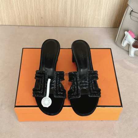 可配飞机盒50出厂价p Hermes 爱马仕H拖鞋Oasis 凉鞋系列 时尚又百搭 超级舒服 每个细节都做到极致 原版麂皮烫钻 原版1:1独家私模鞋面 原版真皮 - 点击图像关闭