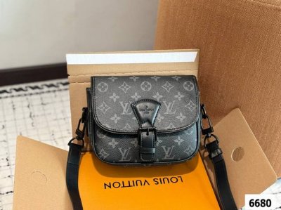 礼盒包装 男生必入 Lv 相机包测评 又是一期Louis Vuitton男包推荐真的很精彩 很多男包除了男生喜欢 今天推荐的这只Outdoor系列的单肩包 斜挎