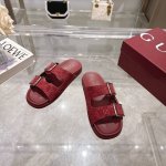 8838-5 酒红 35-42 这款个性十足的鞋履以优质Gg羊皮革匠心打造，集品牌典藏设计与现代优雅格调于一体。这款凉鞋缀饰标志性双G配件，尽显经典魅力与品牌格