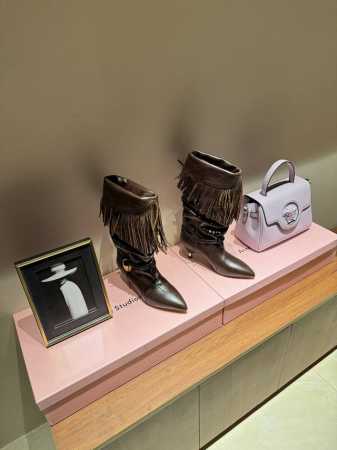 Isbel marant24秋冬新品 秀款铆钉牛仔西部靴 一眼就心动的铆钉靴 来自小众品牌伊莎贝尔 穿着超级舒服 封神款 这个秋冬必备的单品 慵懒风的感觉真的随 - 点击图像关闭