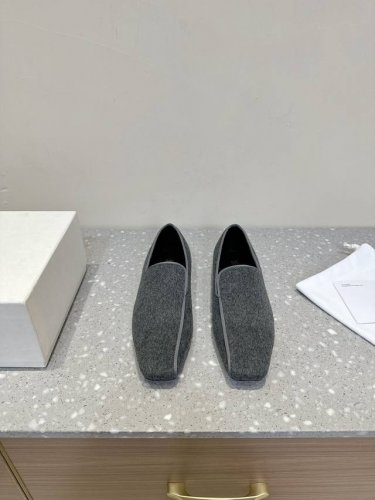 布面 Toteme 小众潮牌 新品 复古方头平底单鞋 简约的冷淡风 复古又百搭！ 穿在脚上 质感十足 整个造型都会显得很高级 时髦小姐姐必备单品！ 鞋面：采用进