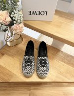 loewe罗意威 代购级 早春新款渔夫鞋，舒适轻便百搭，采用超甜马卡龙色系，这款单鞋采用高端牛仔布面料制成，饰有3D压印工艺细节设计，主打黑白色，在炎热的夏季来