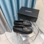 Chanel 24K秋冬新款乐福鞋 新款双C经典 上脚很舒服诶 美拉德棕色还是很适合秋冬的～ 鞋面麂皮 牛皮 内里羊皮 真皮大底 Size:35-39 其他码数