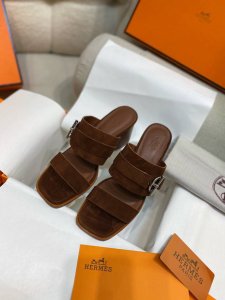 上新Herme* H家新款爱马*Kute 60小牛皮高跟凉鞋拖鞋 Zp购入，顶级原单品质，市面最高版本，出厂价Pp批 鞋面：进口头层小牛皮，垫脚混种羊羔皮，原版