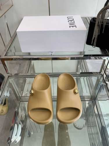 Loewe 罗意威 夏季新款 沙滩拖鞋 凉拖鞋 原版购入开发做货 舒适度极高 非常具有辨识度 美貌与实用并存舒适而不单调的拖鞋 鞋面:橡胶一体成型 原版 金属扣