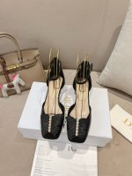 dior*拖鞋24Ss新品方扣蝴蝶结系列中跟凉鞋拖鞋 材质工艺：鞋面用混种羊皮 珍珠水钻 内里垫脚是混种羊皮 意大利进口牛皮大底 跟高：3.5Cm Size：3