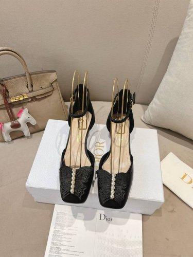 dior*拖鞋24Ss新品方扣蝴蝶结系列中跟凉鞋拖鞋 材质工艺：鞋面用混种羊皮 珍珠水钻 内里垫脚是混种羊皮 意大利进口牛皮大底 跟高：3.5Cm Size：3