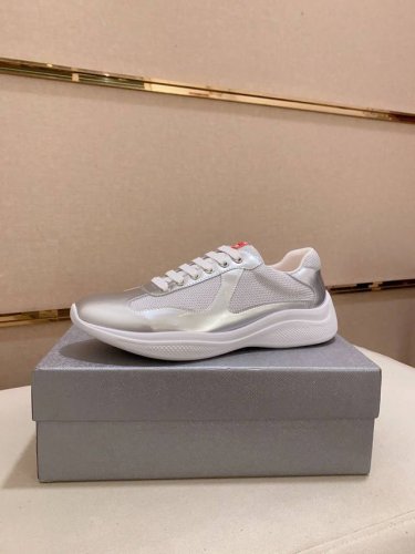 工厂价 元 情侣款普拉达 PRADA 新款男士休闲运动鞋，高端品质 TW定制双层透气网布进口头层小牛镜面漆皮 鞋垫是小牛皮 冲孔设计 透气舒适 原厂真空PU吸塑