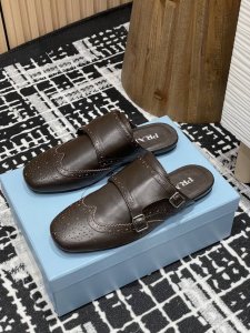 半拖 -单鞋 -25Ss春夏新款Prada复古手工雕花皮雕扣平底乐福鞋 半拖鞋这款鞋履着意呈现经典与复古格调，兼具阳刚气质与柔美风情，形成二元对比，彰显Prad
