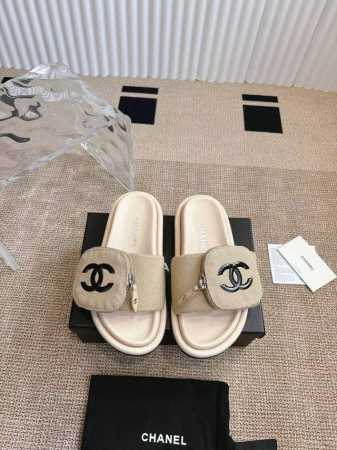 310Chanel小香2025爆款 浮雕Logo 压花 凉拖鞋 本款 Pool Pillow Comfort 平底凉拖取材科技织物，以高频压印技术重绎 Mono - 点击图像关闭