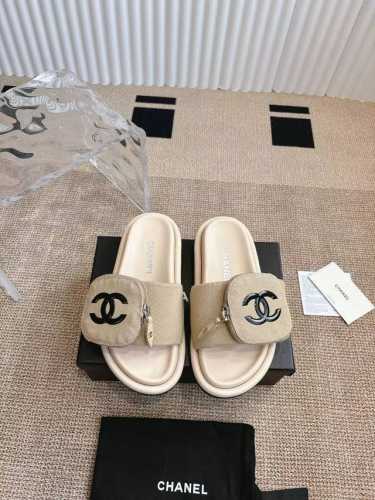 310Chanel小香2025爆款 浮雕Logo 压花 凉拖鞋 本款 Pool Pillow Comfort 平底凉拖取材科技织物，以高频压印技术重绎 Mono
