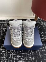 代购级 Dior 25Ss 新色面包鞋迪奥运动跑鞋 新款运动鞋 以现代线条彰显时尚风范，为男士潇洒造型平添一抹大胆格调。 B9S运动鞋动感十足而不失优雅，将轻盈