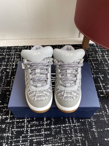 代购级 Dior 25Ss 新色面包鞋迪奥运动跑鞋 新款运动鞋 以现代线条彰显时尚风范，为男士潇洒造型平添一抹大胆格调。 B9S运动鞋动感十足而不失优雅，将轻盈