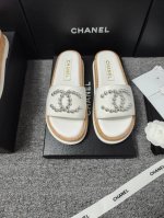 Chane*｜小香春夏新品 大双c木纹厚底珍珠拖鞋。 香奶奶家一贯的优雅名媛气质 高级感十足！上脚非常nice～ 不管光脚穿或搭配裙装、裤装、 都非常百搭！无敌