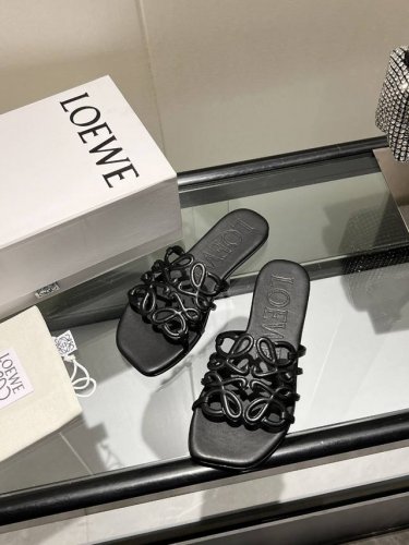 2025最新罗意威Loewe Ss夏季限定镂空拖鞋，上脚真的太美了！！！强烈推荐，超级懒人拖，明星博主同款！ 面料：进口羊皮 里料:进口羊皮 大底:真皮注塑透染