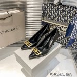 橙子出厂价p balenciaga 巴黎世家新款 金属扣 Bb扣尖头高跟鞋 细跟单鞋 巴黎世家的鞋子绝对开了挂 整双鞋的精髓就是它的鞋头了 够长够尖 并且不带臃