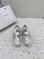 出厂 高版本 彪马 Puma 的最新联名 25Vs春夏爆款系列 拼色休闲芭蕾舞鞋 这双Puma Mostro Power & Grace，简直是春日穿搭的“氛围