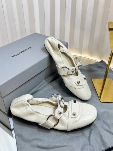 Balenciaga 巴黎世家 25 新款金属铆钉 芭蕾舞鞋 这双Cagole拖鞋鞋型是淑女拖鞋上面的铆钉又超级朋克街头简直太别致了 Ins爆款 原版购入开模
