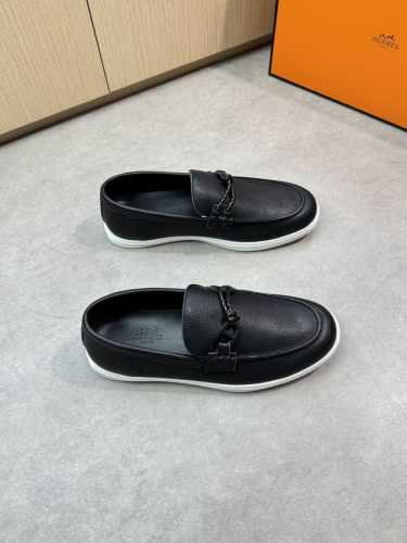 hermes 爱马仕 -高端品质 原单休闲运动板鞋 -鞋面：荔纹小牛皮、鞋丹外合车缝线、品牌金属扣件横担装饰 -内里：水染牛皮 -大底：超轻Tpr橡胶 成型大底