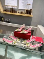 克洛施钻扣镶嵌 Valentino.华伦天奴大V扣单鞋秘专柜最新系列 正品级版本 细节完美 V家这次出的古铜扣系列可以说是非常火爆了 抛弃了一贯的铆钉元素 化繁
