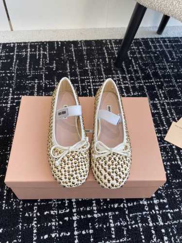 代购级 Miu Miu 缪缪 24ss 新款 澳钻 芭蕾舞鞋 缪家以芭蕾的灵动意韵融于日常. 以现代笔触刻画舞鞋经典轮廓！ 钻饰皮质款芭蕾舞鞋. 从经典日式鞋履