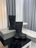 批P直销P发价P直销 情侣款男女码35-46巴黎世家Crocs联名新款洞洞雨靴出货啦！ 一款火遍Ins、小红书各大平台的雨靴！ 采用高科技材料、模具一体成型、既