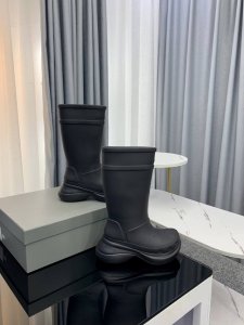批P直销P发价P直销 情侣款男女码35-46巴黎世家Crocs联名新款洞洞雨靴出货啦！ 一款火遍Ins、小红书各大平台的雨靴！ 采用高科技材料、模具一体成型、既