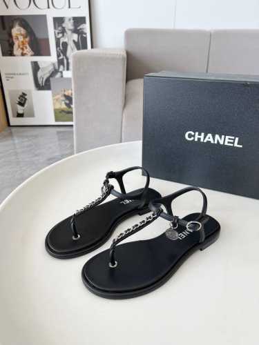 真皮大底CHANEL2025小香新款经典夹脚凉鞋 原版1:1开模logo散发持久魅力小香凉鞋生动知性优雅衬托出女性独有的美丽 面料：羊皮 内里：进口羊皮 ，大底