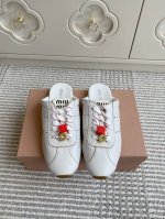 miu Mi* 25Ss早春新款德训包头拖鞋 官网同步高版本 原版牛皮面料搭配精致芽边 每一寸皮质都透着低调的奢华感 穿上就是 不刻意的高级 可调节绑带贴合脚踝