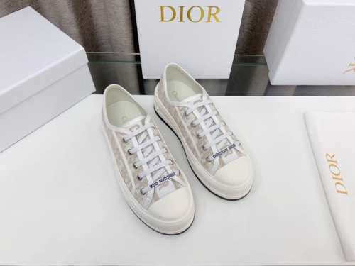 D家~Dior迪奥2024新款厚底刺绣布鞋，顶级进口电脑针车刺绣面料！鞋底使用最高版本TPU材料，不像市面上那些橡胶以差充好，边沿流畅自然，鞋底车线均匀，细致，