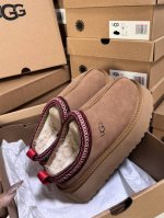 橙子出厂价 厚底 皮毛一体 官网对版大底 民族风款 ～～UGG 周冬雨同款 厚底低帮雪地靴毛毛鞋 寒冬刷星“暖潮风” UGG改头换面刮起雪地里的时尚感。全羊皮毛