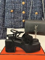 厂价 Hermès 爱马仕经典H厚底凉鞋依旧是永恒经典的H造型 极约复古的设计 浓厚的异域风情厚底在拉长腿方面真的yyds百搭舒适 上脚秒变大长腿！面料采用进口