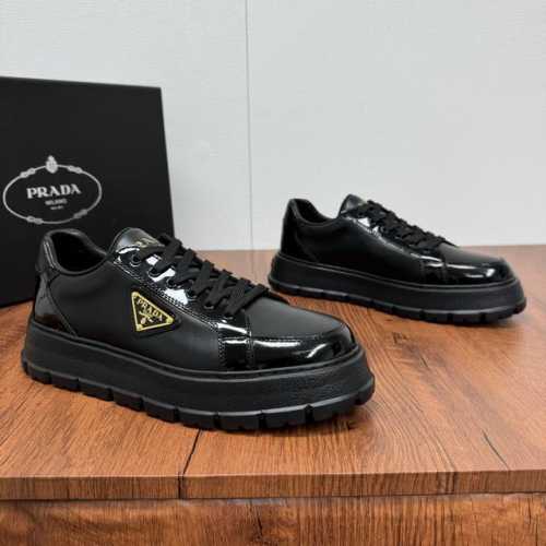 顶级版本Prada 普拉达 Prada新款板鞋来袭！两面开边珠拼接小牛皮鞋面 ，经典金色三角标点缀鞋面，皮料质感满满，彰显独特品味。鞋面材质挺括，光泽度绝佳，无