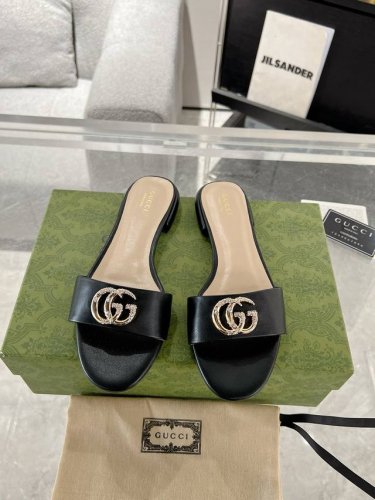 330 Gucci 2025春夏新款露趾凉鞋拖鞋每个细节皆经过精心细致打造，巧妙运用圆头和粗跟等设计元素演绎时尚复古风范。典藏的双G镶钻扣细节令人联想起品牌的时
