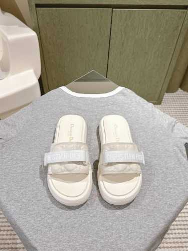 Dior 魔术贴拖鞋 夏日沙滩度假必备单品 极简风格轻便舒适 原版开模抽真空发泡底 超贴合脚感 Christian Dior刺绣布面款 钢印皮面款 Size：3