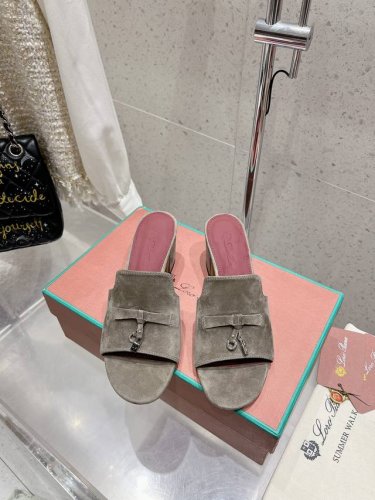 loro Piana 25春夏Lp顶级版本英伦宝石吊坠夹脚平底拖鞋凉鞋 原来这就是传说走两万步都不会累脚的夹脚凉鞋把颜值和脚感都拿捏住了，上脚一走就会被彻底沦陷