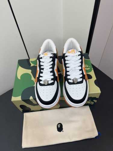 BATHING APE vs 最新爆款休闲板鞋系列 A BATHING APE 各大明星 博主同款 诞生于1993年的 A BATHING APE近期在球鞋领域
