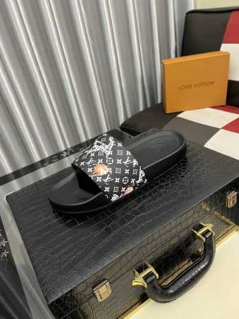 出厂价Pp： Lv-路易威登 新品男士凉拖鞋，高端精品，鞋面精致压花Logo装饰，精细做工，鞋底超软，休闲宽松舒适型，夏季必入哦！ Size：38-442色可选 - 点击图像关闭