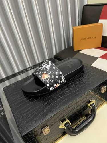 出厂价Pp： Lv-路易威登 新品男士凉拖鞋，高端精品，鞋面精致压花Logo装饰，精细做工，鞋底超软，休闲宽松舒适型，夏季必入哦！ Size：38-442色可选