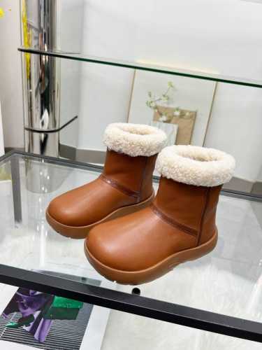 BOTTEGA VENETA 翻毛雪地靴来啦 一眼爱上BV这个秋冬新款靴子真的是会一眼爱上的靴子，，巧克力棕色的剪羊毛和羊皮革踝靴超级独特，剪羊毛和羊皮革的材质