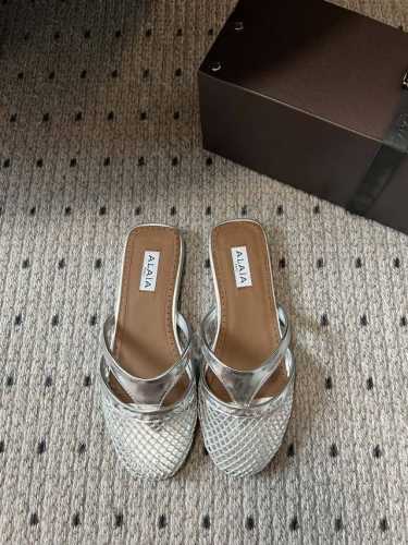 顶级品质 P380 Alaia 25 平底夹趾网鞋包头半拖 兜兜转转还得是Alaia 极致的舒适和百搭 交叉带的设计有种芭蕾舞的感觉 章小蕙同款 甜酷芭蕾风 人