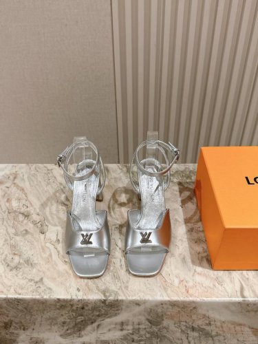 驴家早春中空系列新品 New Arrival Lv春夏玛丽珍鞋 也太出彩了 时尚性感舒适 拉满了夏日美鞋能给的满分情绪价值.鞋的造型也很乖巧好看呀 鞋面选用进口