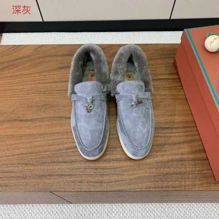 Loro Piana 领口毛乐福鞋。意大利顶级羊绒复古优雅低调奢华。时尚性与皮料实用性同样兼具依然全网最高品质。鞋面羊京，羊毛垫脚，领口羊毛。原版大底。配卡片、 - 点击图像关闭